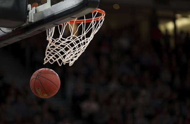 NBA篮球比赛现场 - 球员扣篮精彩动作